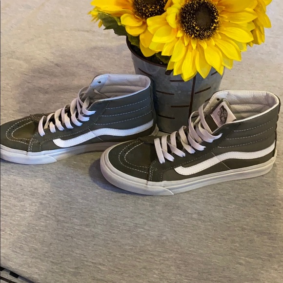 Vans Off the Wall Skateboarding kicks. - Picture 2 of 3